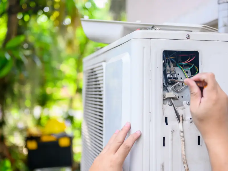 Contrôle du bornier électrique d'un groupe extérieur de climatisation