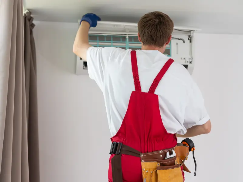 Contrôle d'une climatisation murale installée dans une chambre