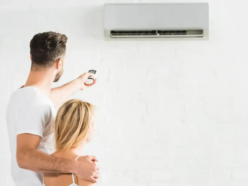 Couple profitant de la fraîcheur dans un logement climatisé