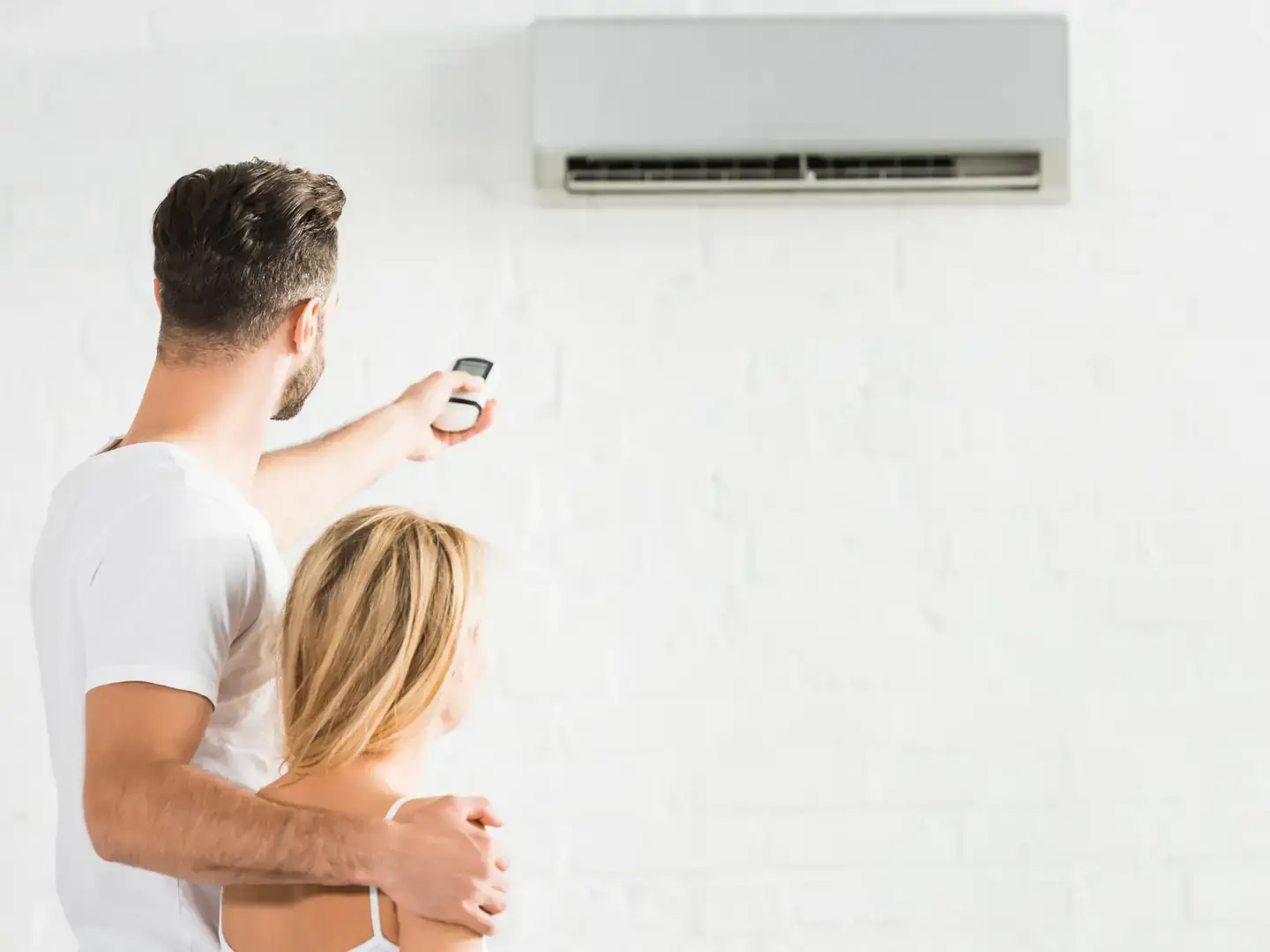 Couple profitant de la fraîcheur dans un logement climatisé de la vieille ville