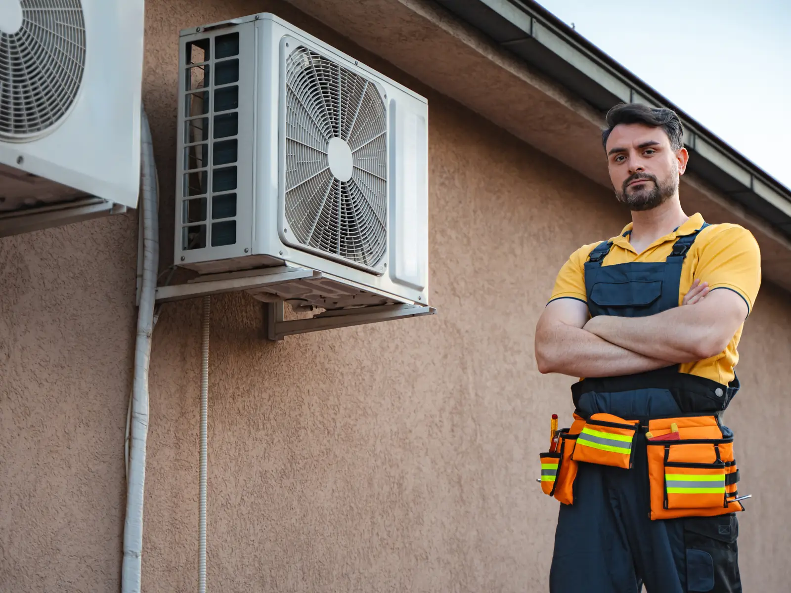 Dépanneur climatisation devant un groupe extérieur à contrôler