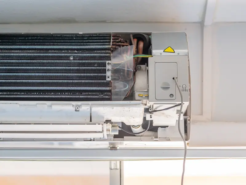 Échangeur poussiéreux d'une unité intérieure de climatisation avant nettoyage