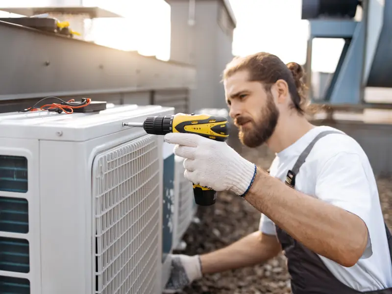Fixation d'un groupe extérieur de climatisation sur son support avant raccordement