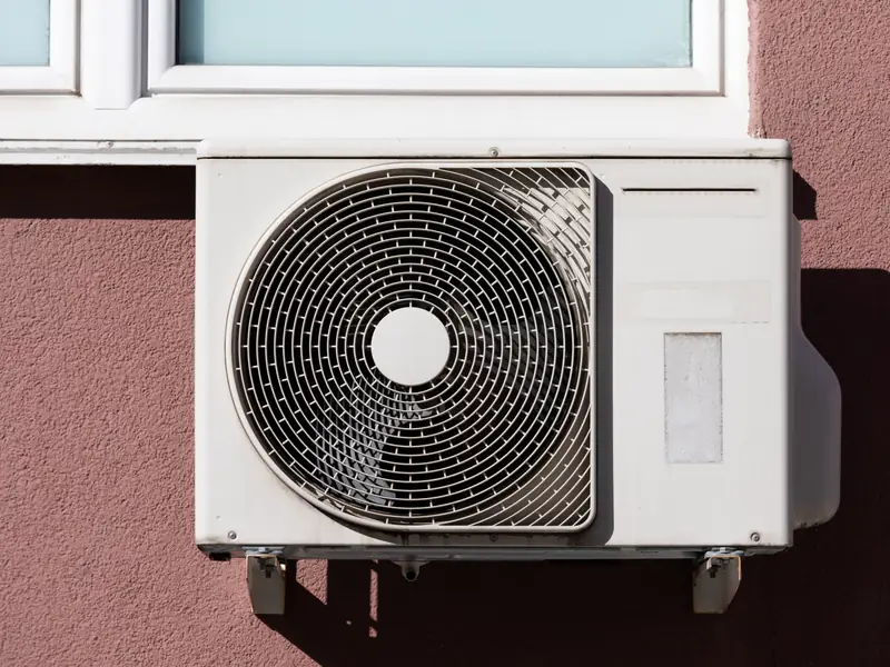 Groupe extérieur de climatisation fixé en façade d'un bâtiment