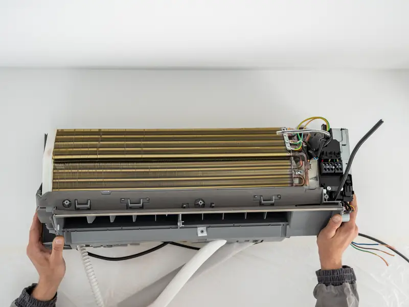 Raccordement d'une unité intérieure au mur par un installateur