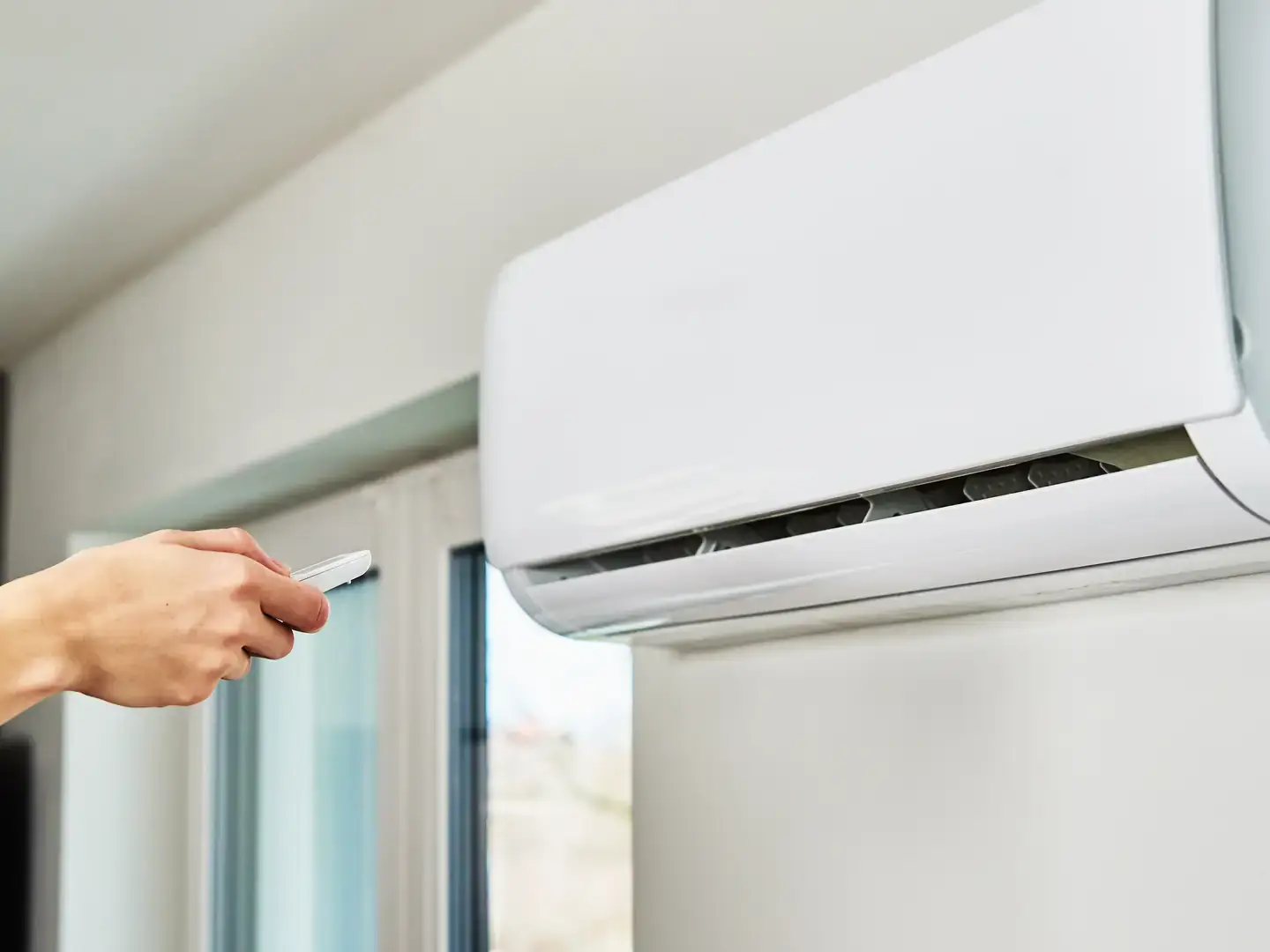 Réglage d'une climatisation réversible à la télécommande dans un logement de Cannes