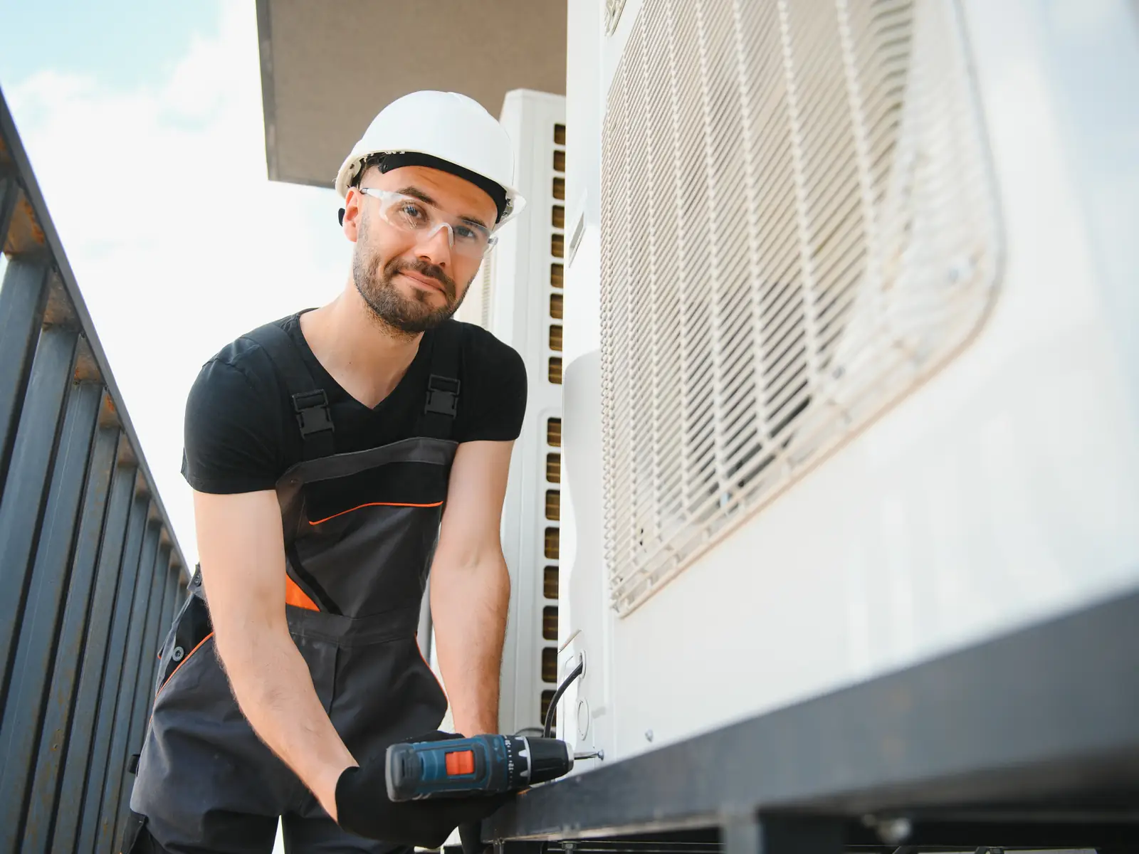 Technicien réparant une unité de climatisation après avoir localisé la panne