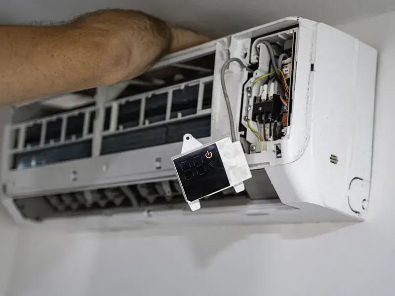 Contrôle de la carte électronique d'un climatiseur à Cannes